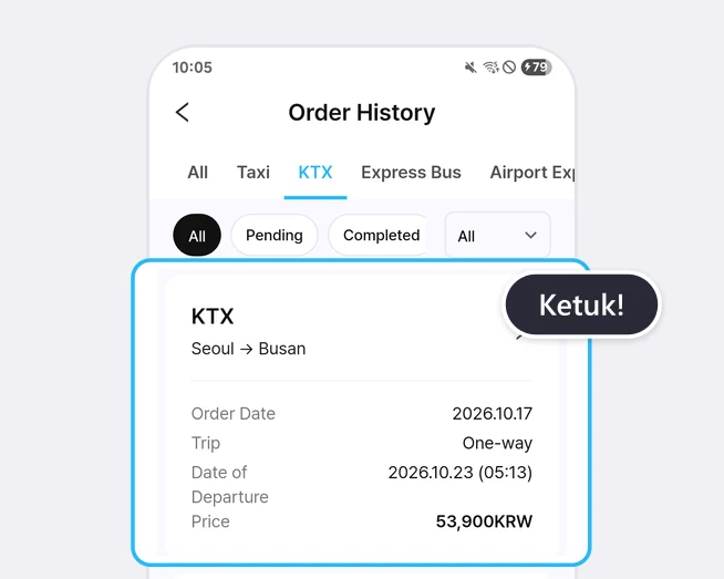 Layar Order History: di bagian atas tab All, Taxi, KTX, Express Bus, Airport Express Railway (KTX terpilih) dan pilihan status All, Pending, Completed, lalu di bawahnya kartu pesanan KTX pertama (Seoul ke Busan, Order Date 2026.10.17, Trip One-way, Date of Departure 2026.10.23 (05:13), Price 53,900KRW) yang disorot kotak biru dengan balon Ketuk!