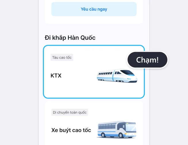 Màn hình Trang chủ ứng dụng LACHA, bên dưới nút Yêu cầu ngay là danh sách Đi khắp Hàn Quốc, thẻ KTX có nhãn Tàu cao tốc được viền xanh kèm bong bóng Chạm!, bên dưới là thẻ Xe buýt cao tốc có nhãn Di chuyển toàn quốc