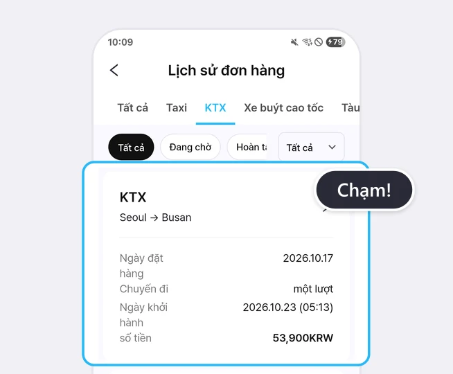 Phía trên màn hình Lịch sử đơn hàng là các tab Tất cả, Taxi, KTX, Xe buýt cao tốc, Tàu cao tốc sân bay (đang chọn KTX) và các nút lọc Tất cả, Đang chờ, Hoàn tất; bên dưới, thẻ đơn hàng KTX đầu tiên (Seoul đi Busan, Ngày đặt hàng 2026.10.17, Chuyến đi một lượt, Ngày khởi hành 2026.10.23 (05:13), số tiền 53,900KRW) được đóng khung xanh kèm bong bóng Chạm!