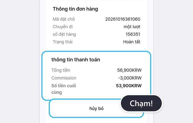 Phần dưới màn hình chi tiết đơn hàng, mục Thông tin đơn hàng (Mã đặt chỗ, Chuyến đi một lượt, số đặt hàng, Trạng thái Hoàn tất), bên dưới là mục thông tin thanh toán (Tổng tiền 56,900KRW, Commission -3,000KRW, Số tiền cuối cùng 53,900KRW) được đóng khung xanh, nút hủy bỏ ở dưới cùng có bong bóng Chạm!